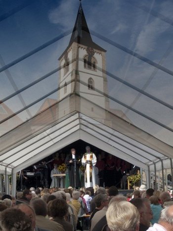Ökumenischer Gesprächskreis Haßloch Ein ökumenischer Freiluftgottesdienst in Haßloch, im Hintergrund steht ein Kirchturm