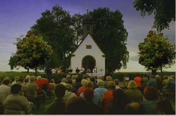 Ökumenischer Gottesdienst am „Kapellchen“ in Reifenberg Das stimmungsvolle Bild zeigt einen ökumenischen Freiluftgottesdienst vor der Kriegergedächtniskapelle nahe Reifenberg auf der Sickinger Höhe